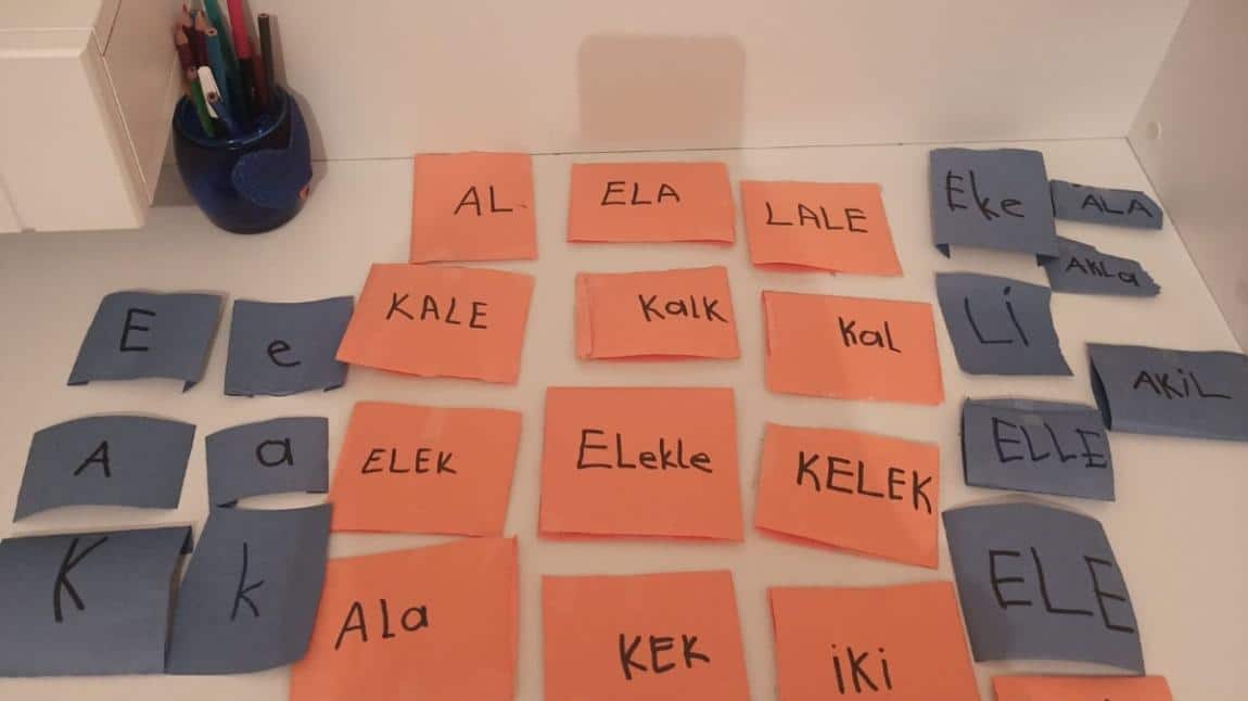 Öğrencilerimizin evlerinde hazırladıkları kelime kartları (1-D tam bir ödev canavarı)